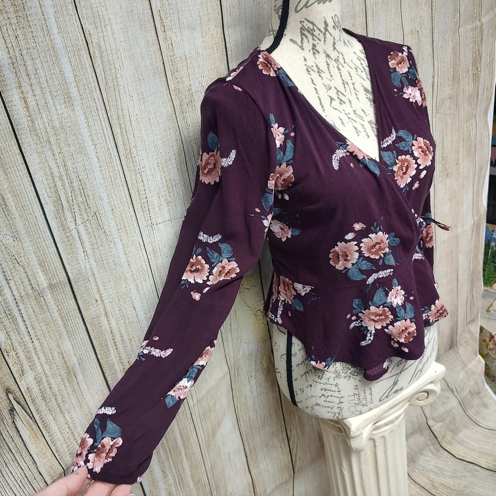 💥 3/$20 Wild Fable Medium Floral Wrap Peplum Top - Plum - Picture 4 of 10